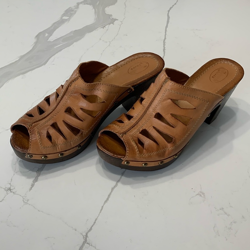 Tan Bonanza leather upper/sole mules with cut outs in uppers. Sz 7 1/2. VGUC.